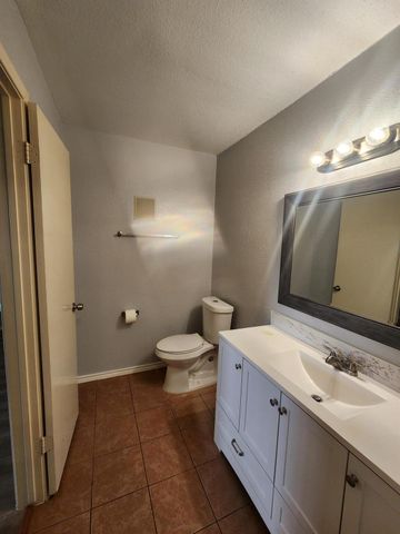 5665 Birchmont Drive H, Houston, TX 77091