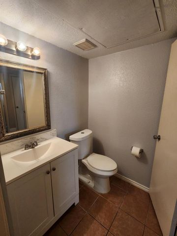 5665 Birchmont Drive H, Houston, TX 77091