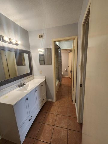 5665 Birchmont Drive H, Houston, TX 77091