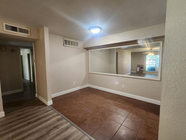 5665 Birchmont Drive H, Houston, TX 77091