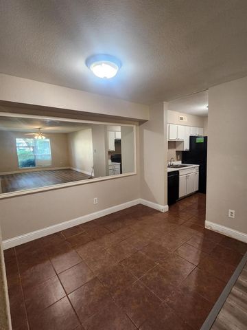 5665 Birchmont Drive H, Houston, TX 77091