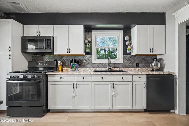 4013 Blanton Ln, Louisville, KY 40216