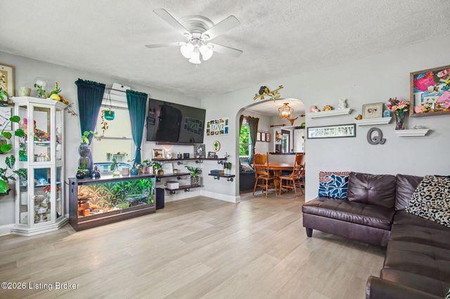 4013 Blanton Ln, Louisville, KY 40216
