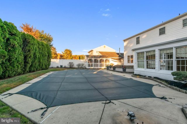 5 GREENLEIGH CIR, Sewell, NJ 08080