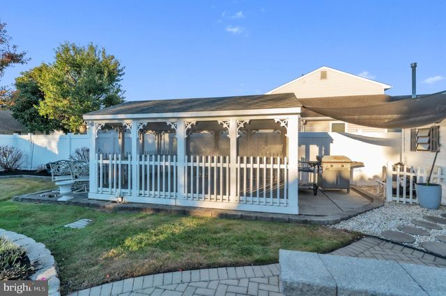 5 GREENLEIGH CIR, Sewell, NJ 08080