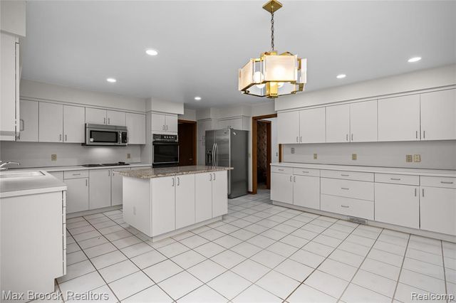 4418 Pinehurst Drive, West Bloomfield, MI 48322