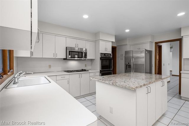 4418 Pinehurst Drive, West Bloomfield, MI 48322