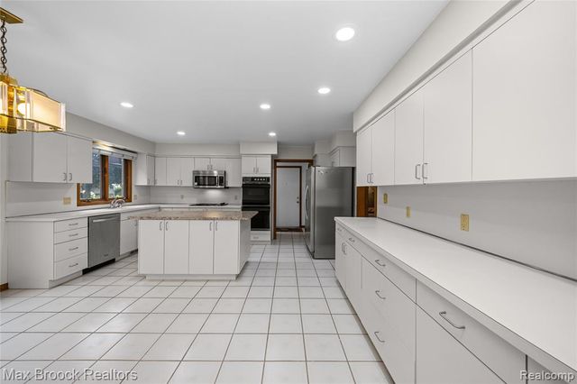 4418 Pinehurst Drive, West Bloomfield, MI 48322