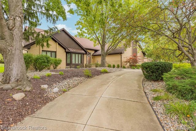 4418 Pinehurst Drive, West Bloomfield, MI 48322