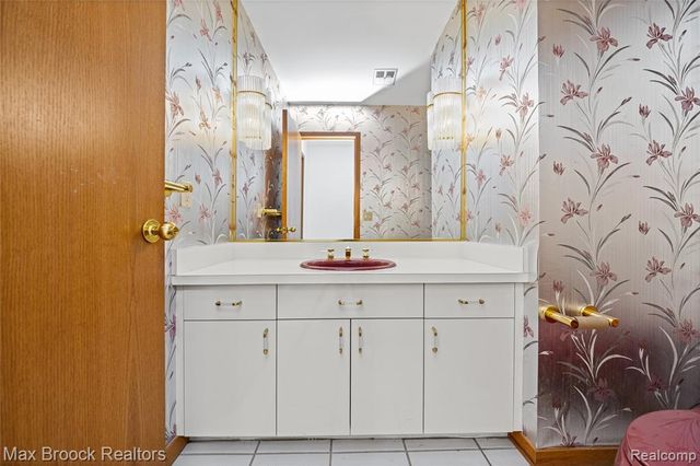 4418 Pinehurst Drive, West Bloomfield, MI 48322