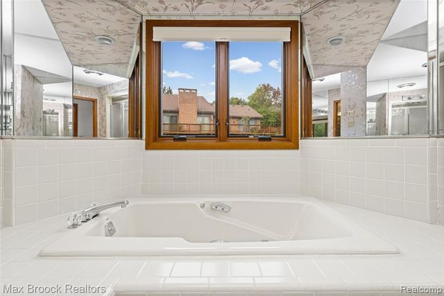 4418 Pinehurst Drive, West Bloomfield, MI 48322