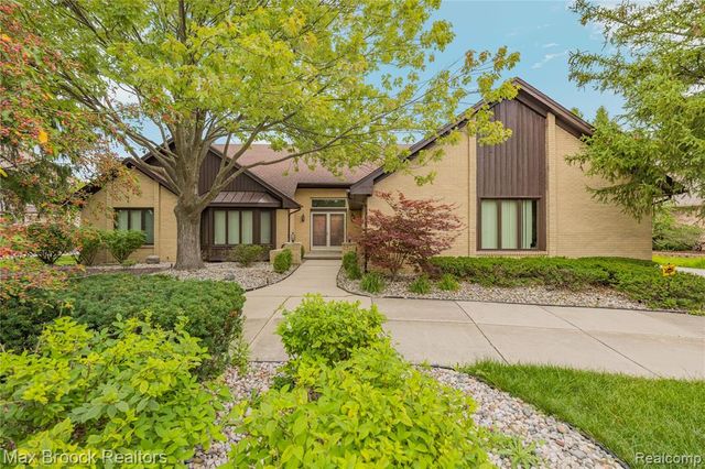 4418 Pinehurst Drive, West Bloomfield, MI 48322