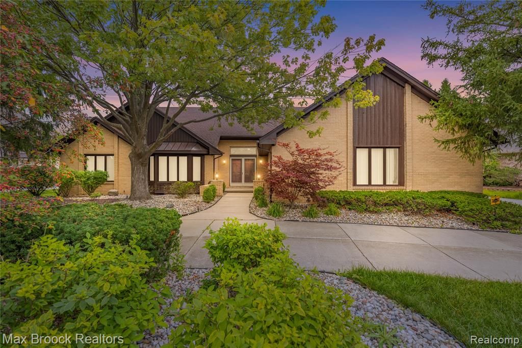 4418 Pinehurst Drive, West Bloomfield, MI 48322