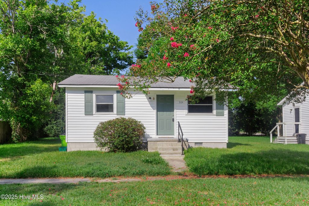 304 N B Street, Bridgeton, NC 28519