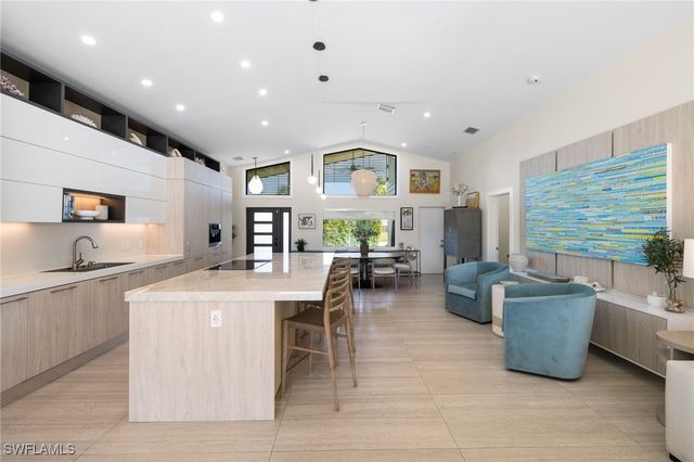 1820 Holiday LN, Naples, FL 34104