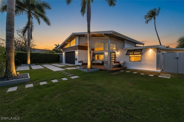 1820 Holiday LN, Naples, FL 34104