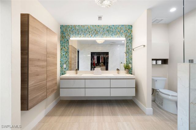 1820 Holiday LN, Naples, FL 34104