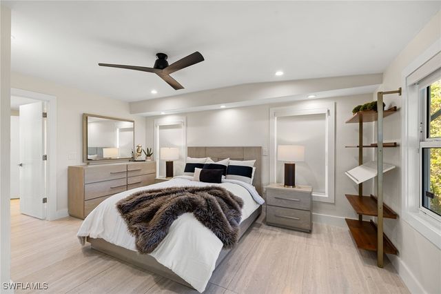 1820 Holiday LN, Naples, FL 34104