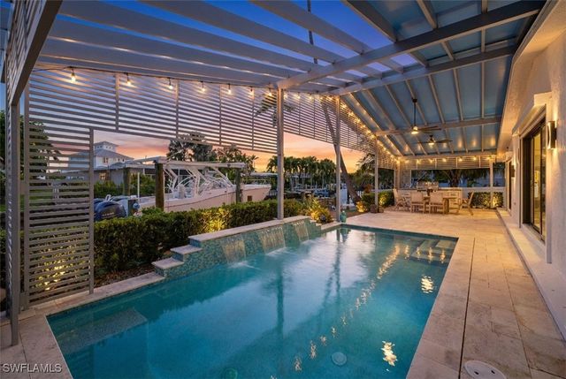 1820 Holiday LN, Naples, FL 34104