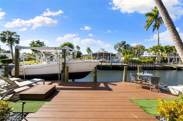 1820 Holiday LN, Naples, FL 34104