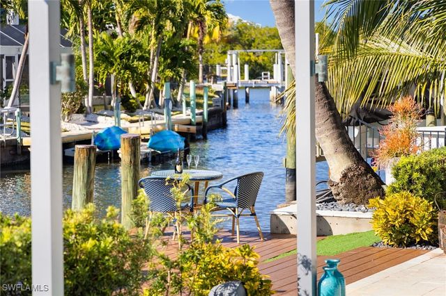 1820 Holiday LN, Naples, FL 34104