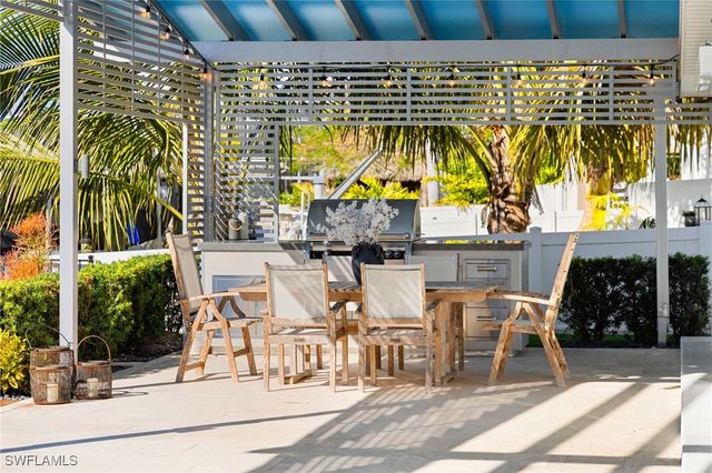 1820 Holiday LN, Naples, FL 34104