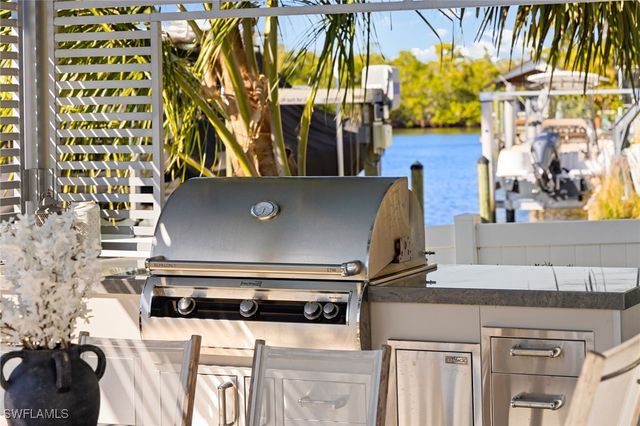 1820 Holiday LN, Naples, FL 34104