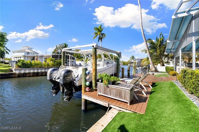 1820 Holiday LN, Naples, FL 34104