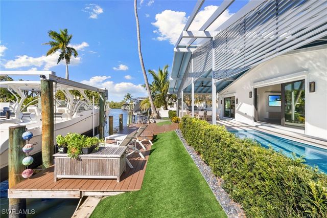 1820 Holiday LN, Naples, FL 34104