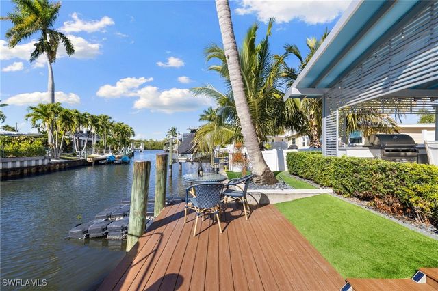 1820 Holiday LN, Naples, FL 34104