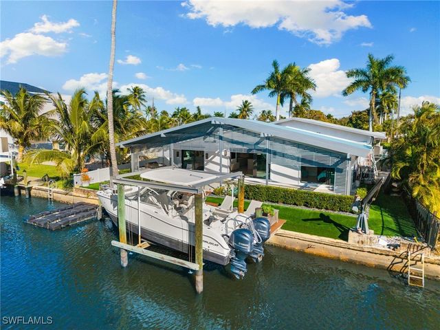 1820 Holiday LN, Naples, FL 34104