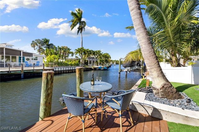 1820 Holiday LN, Naples, FL 34104