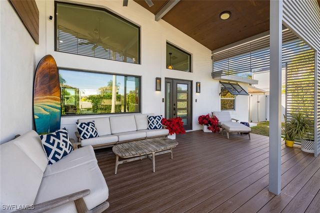 1820 Holiday LN, Naples, FL 34104