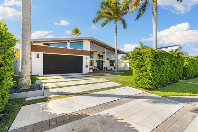 1820 Holiday LN, Naples, FL 34104