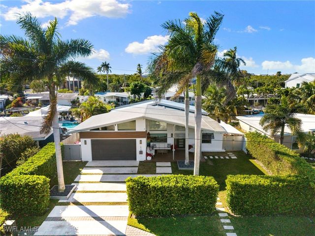 1820 Holiday LN, Naples, FL 34104