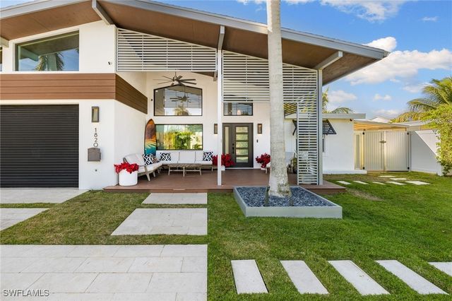 1820 Holiday LN, Naples, FL 34104