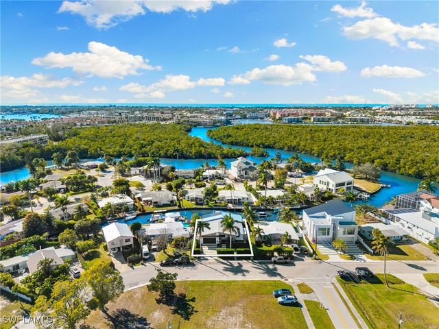 1820 Holiday LN, Naples, FL 34104