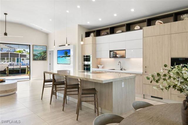 1820 Holiday LN, Naples, FL 34104