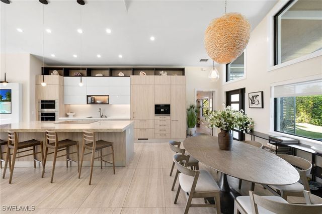 1820 Holiday LN, Naples, FL 34104