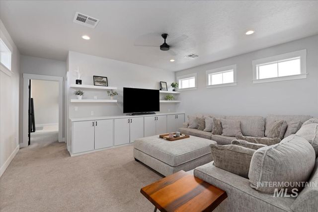 8749 W Suttle Lake Dr, Boise, ID 83714