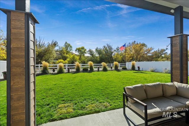 8749 W Suttle Lake Dr, Boise, ID 83714