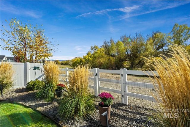 8749 W Suttle Lake Dr, Boise, ID 83714