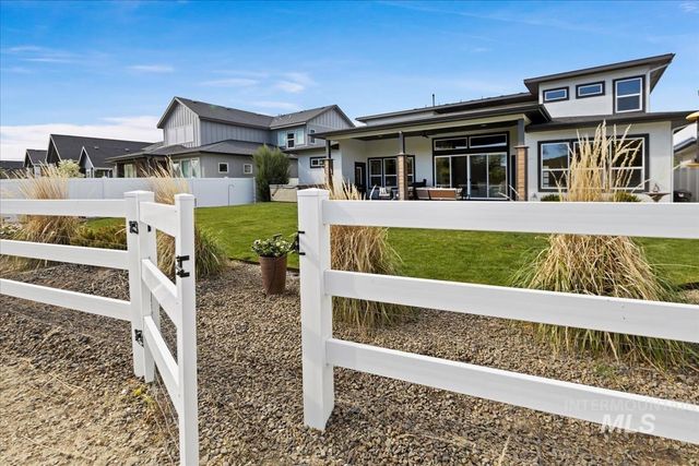 8749 W Suttle Lake Dr, Boise, ID 83714