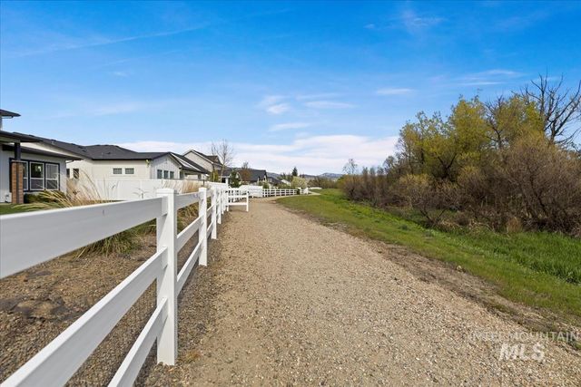 8749 W Suttle Lake Dr, Boise, ID 83714
