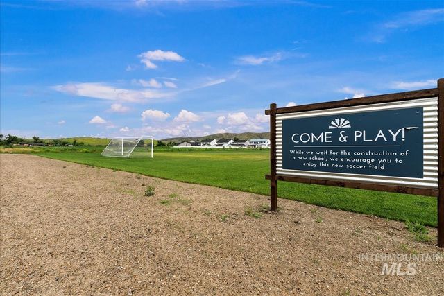 8749 W Suttle Lake Dr, Boise, ID 83714