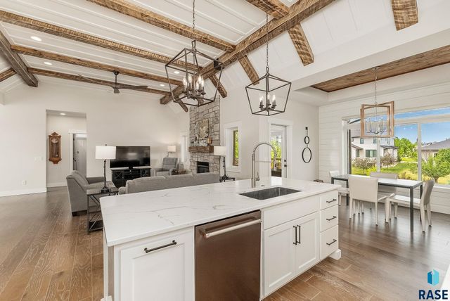512 E 77th St, Sioux Falls, SD 57108