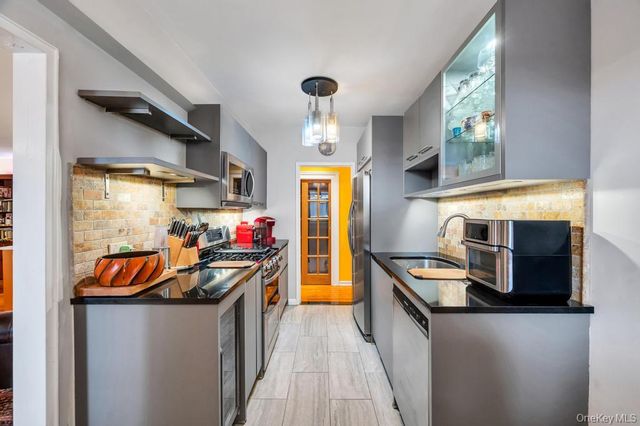 162-41 Powells Cove Boulevard 2J, Beechhurst, NY 11357