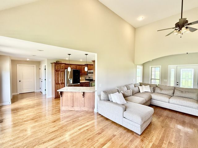 530 Thompson Ln, Portland, TN 37148