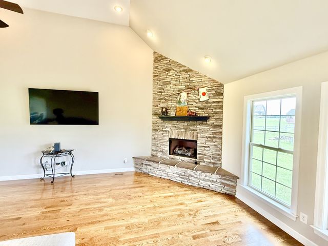 530 Thompson Ln, Portland, TN 37148