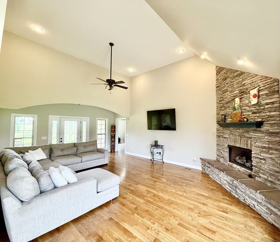 530 Thompson Ln, Portland, TN 37148